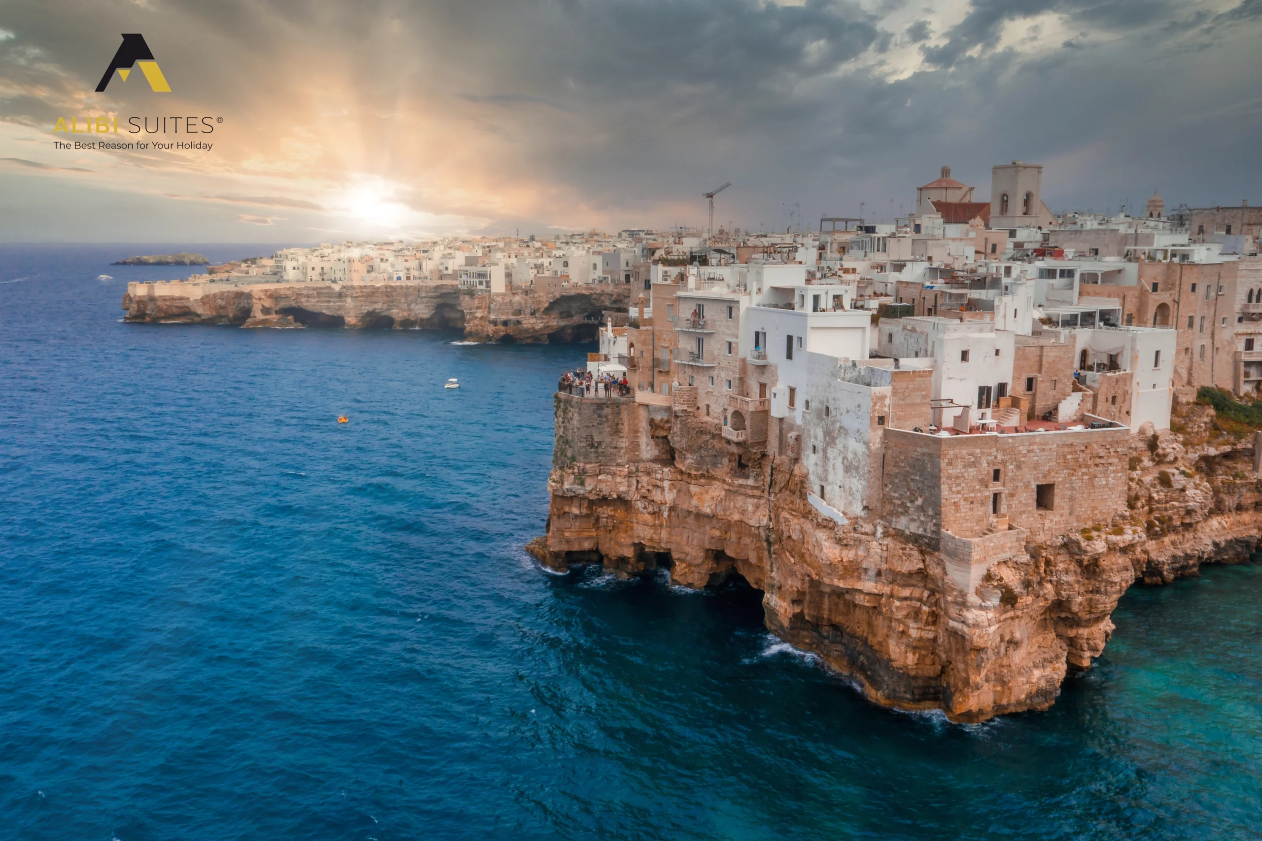 paesaggio-urbano-di-polignano-a-mare-circondato-dal-mare-sotto-la-luce-del-sole-e-un-cielo-nuvoloso-in-italia